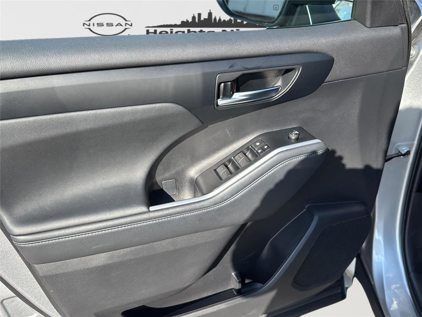 Used 2023 Toyota Highlander XLE AWD/4WD image 12