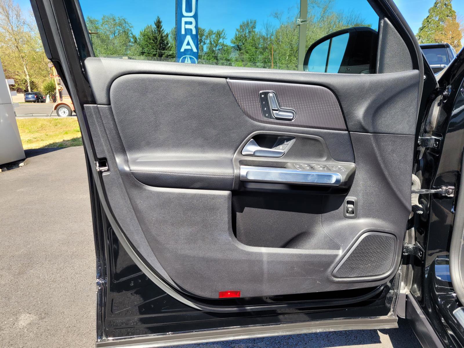 Used 2021 Mercedes-Benz GLB 250 4MATIC w/ Premium Package image 12