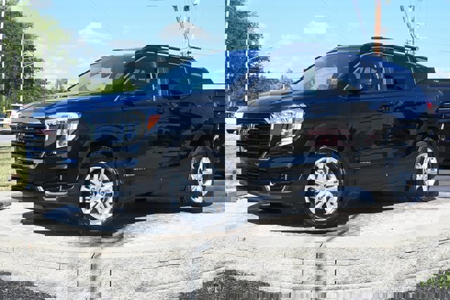 Used 2022 GMC Terrain SLE w/ Driver Convenience Package image 1