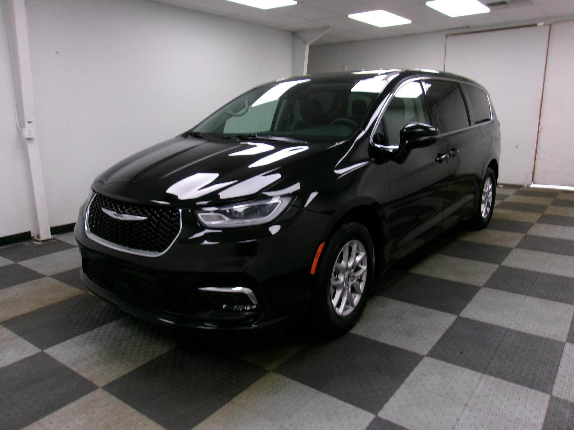 Used 2024 Chrysler Pacifica Touring-L