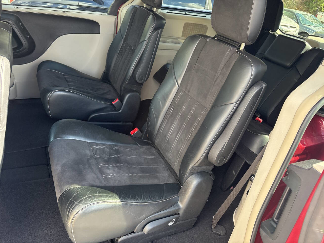 Used 2014 Chrysler Town & Country Touring-L image 16