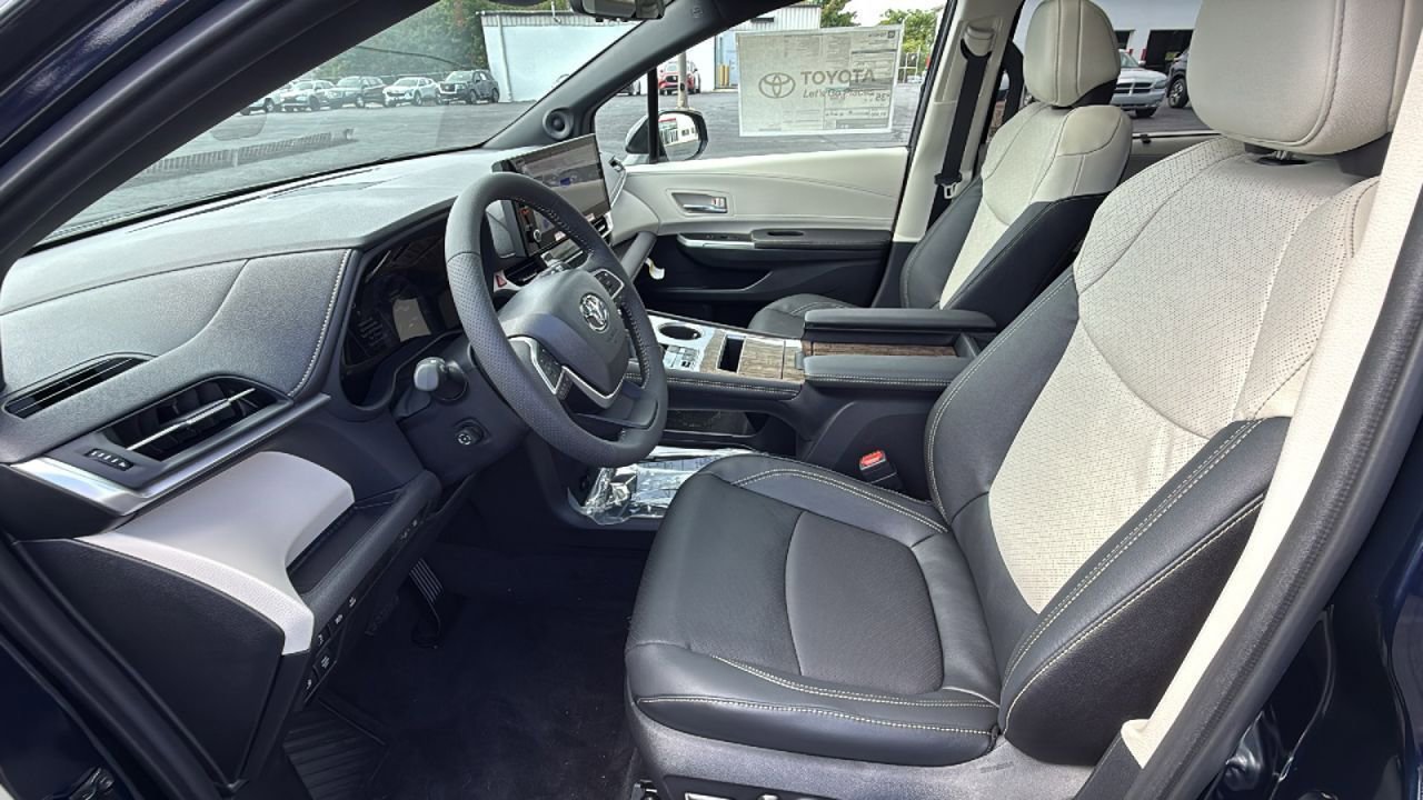 New 2025 Toyota Sienna Limited image 30