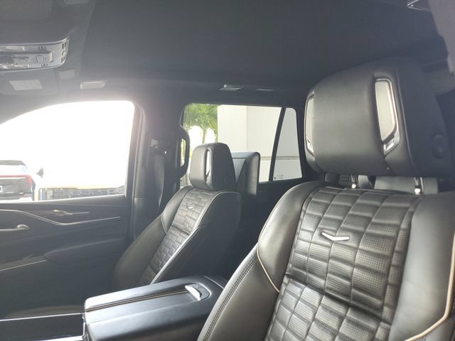 Used 2023 Cadillac Escalade Sport Platinum w/ LPO, ONYX Package AWD/4WD image 17