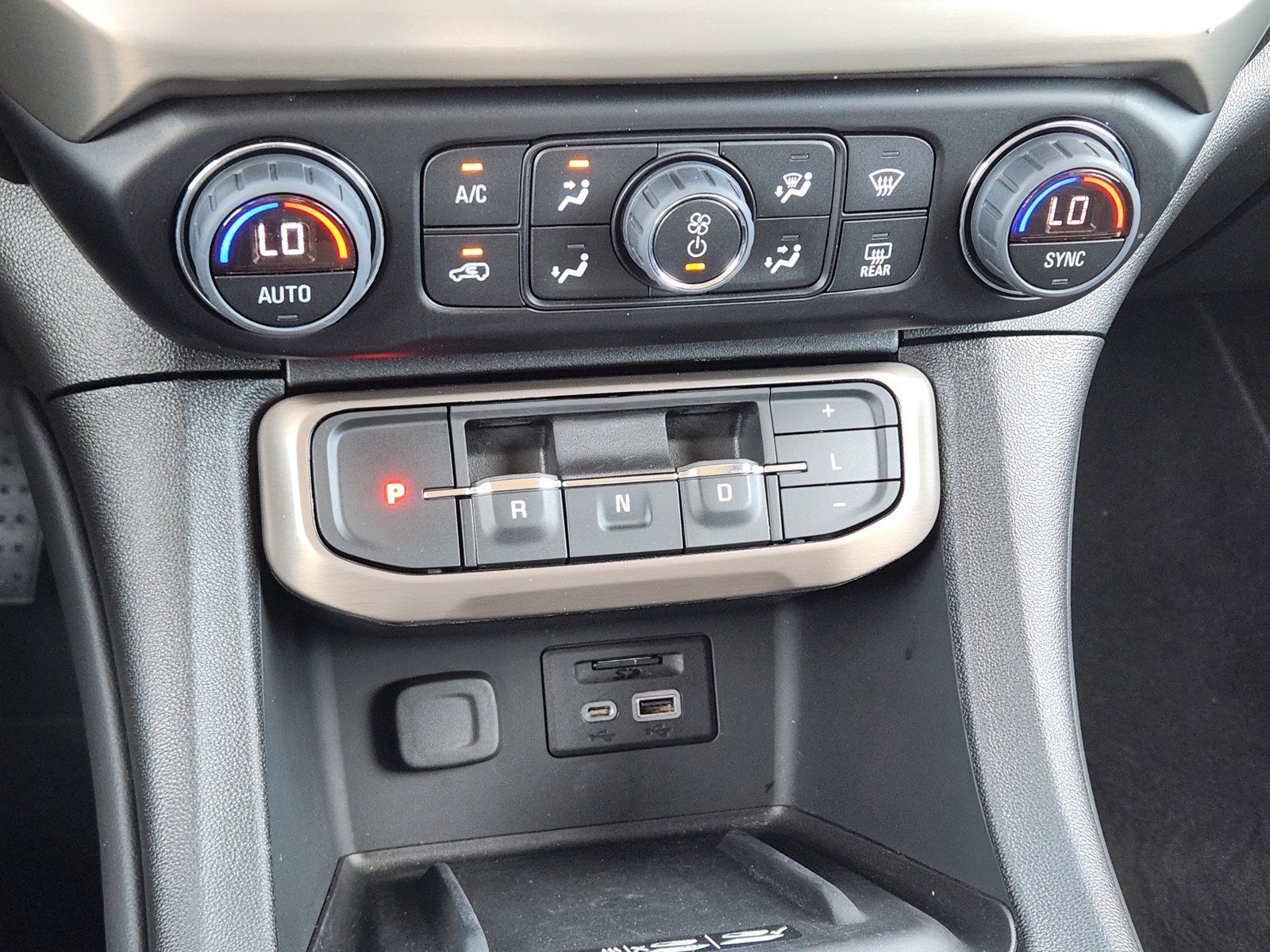 Used 2023 GMC Acadia Denali w/ Denali Ultimate Package FWD image 16