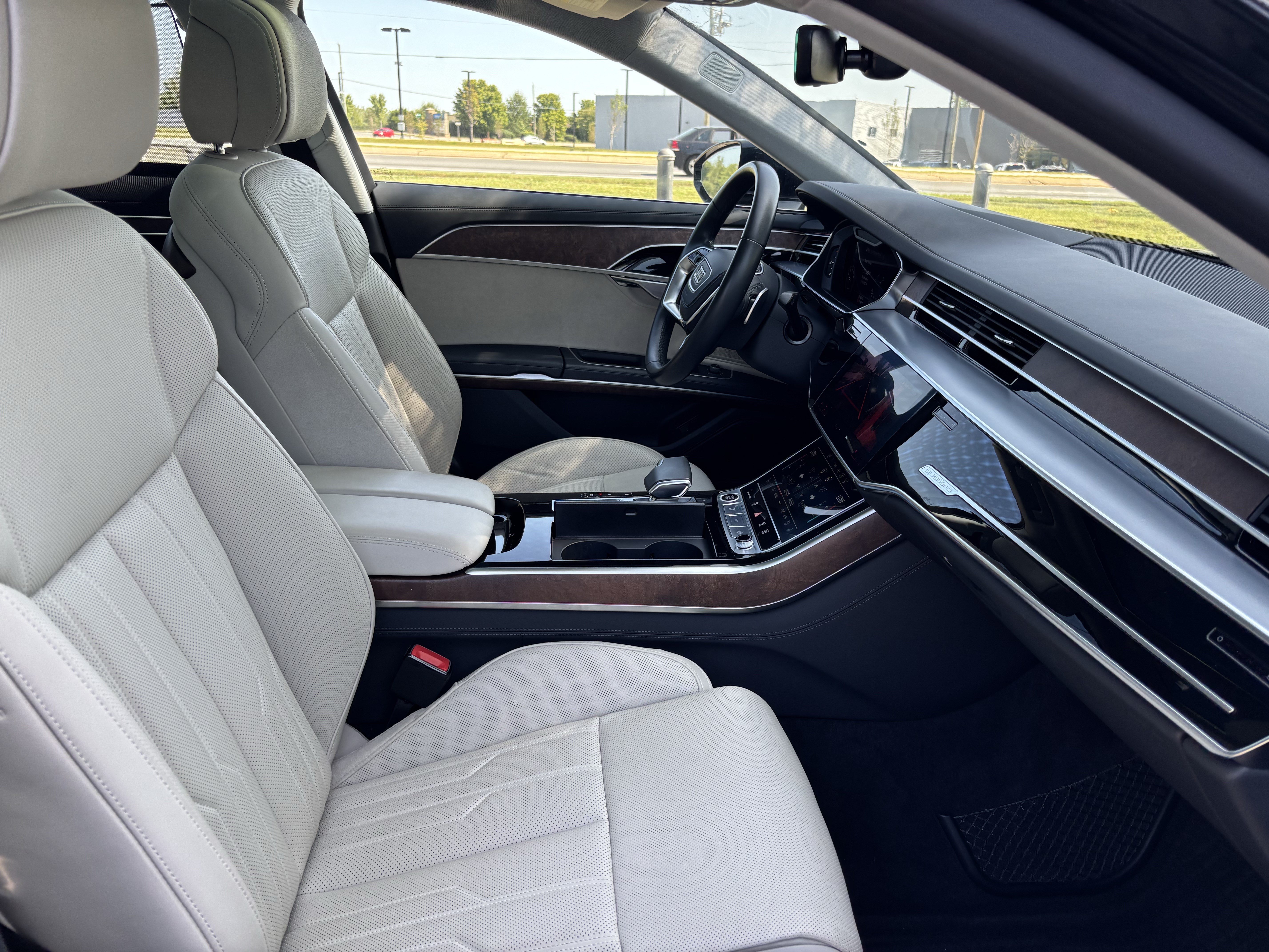 Used 2023 Audi A8 L 3.0T AWD/4WD image 36