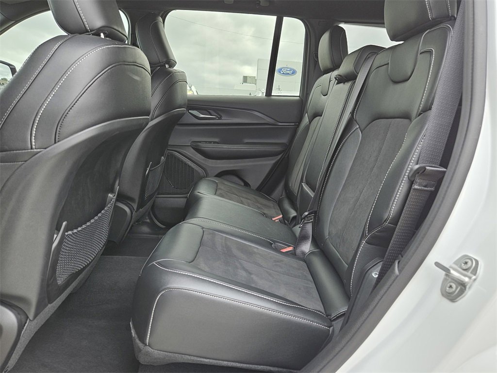 Used 2024 Jeep Grand Cherokee Altitude image 24