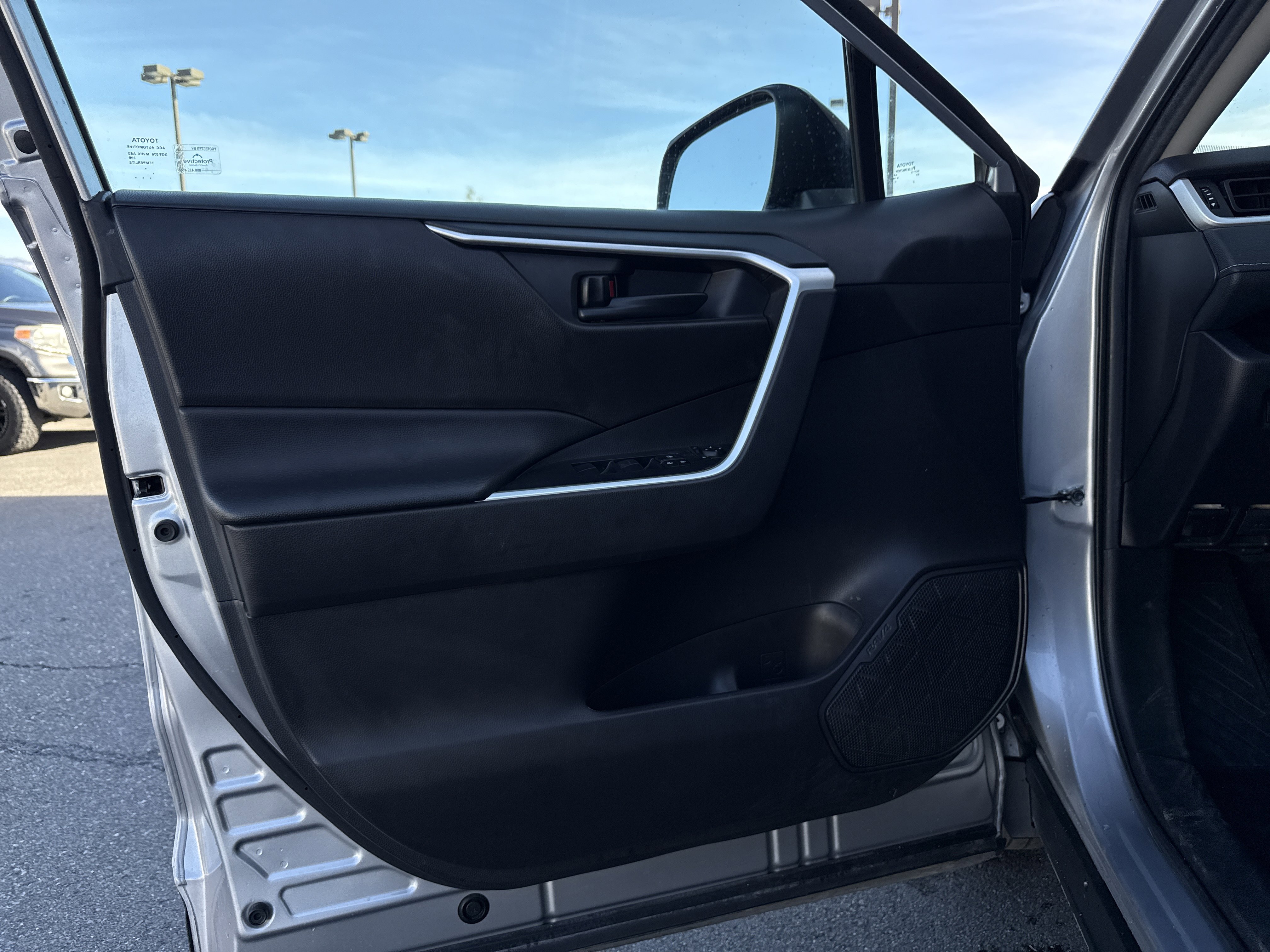 Used 2022 Toyota RAV4 LE image 10