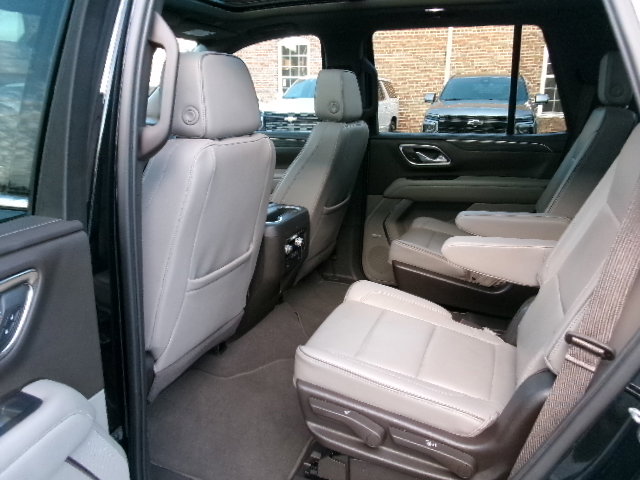 Used 2023 GMC Yukon SLT w/ SLT Premium Package image 16