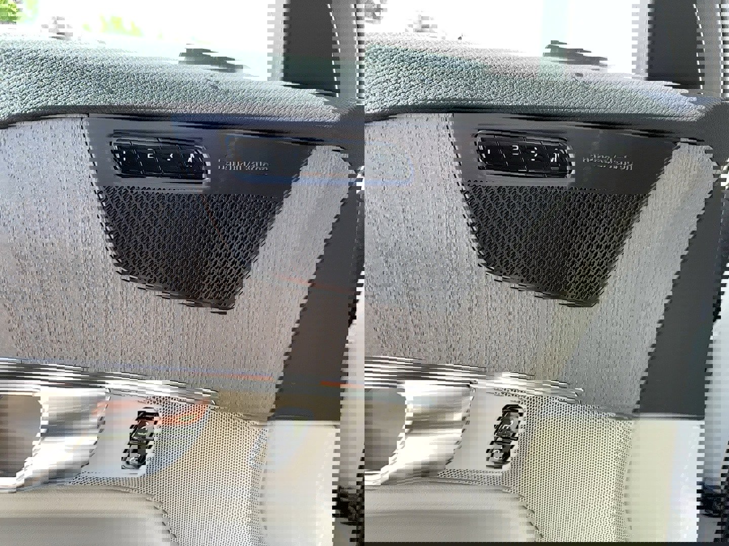 New 2025 Volvo XC90 T8 Plus w/ Protection Package Premier image 20