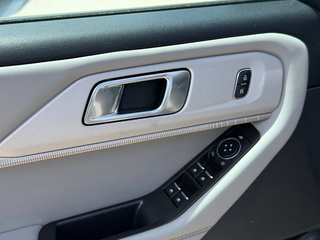 Used 2025 Ford Explorer Active w/ Active Comfort Package RWD image 15