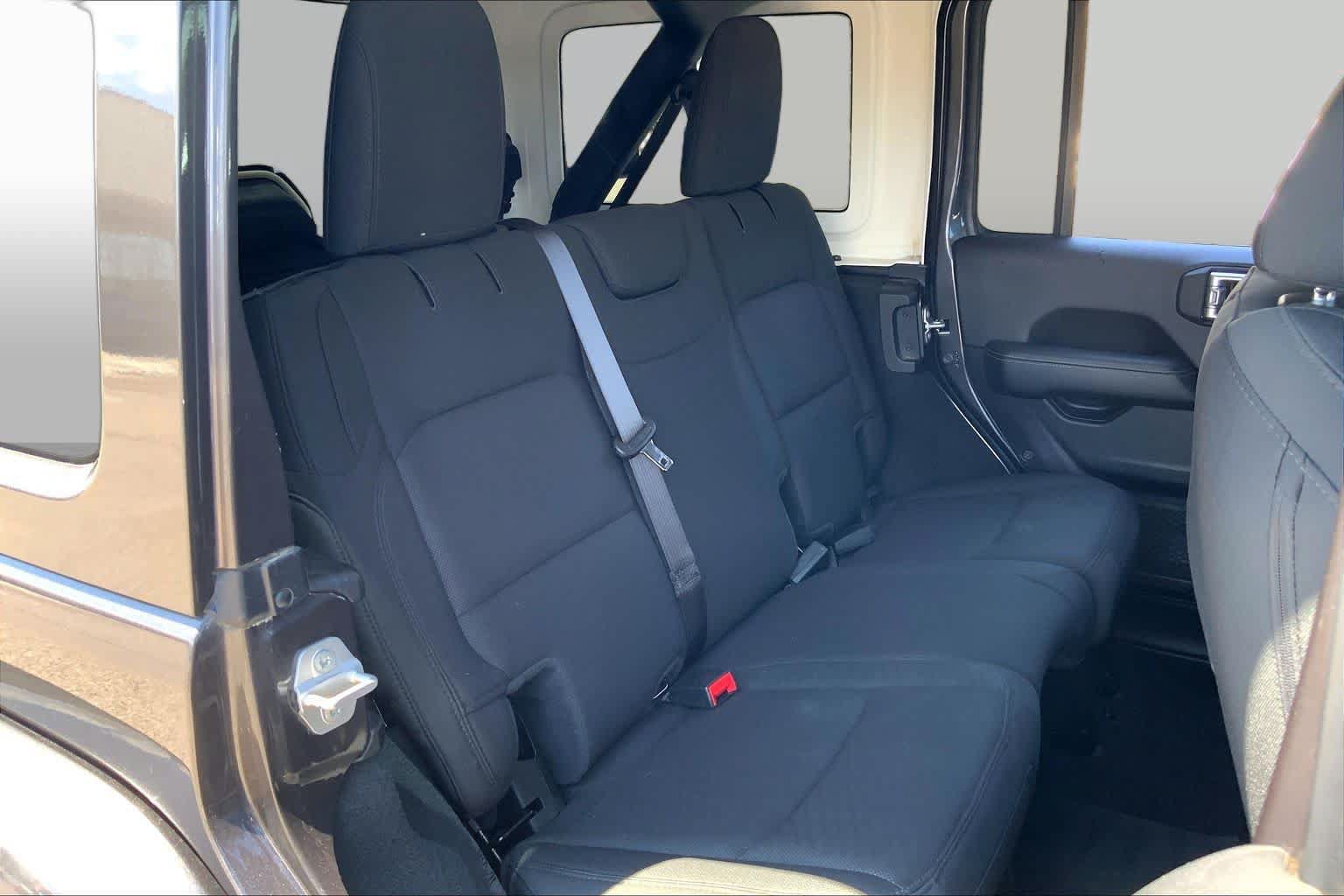 Used 2020 Jeep Wrangler Unlimited Sahara w/ Uconnect 4C Nav & Sound Group AWD/4WD image 18