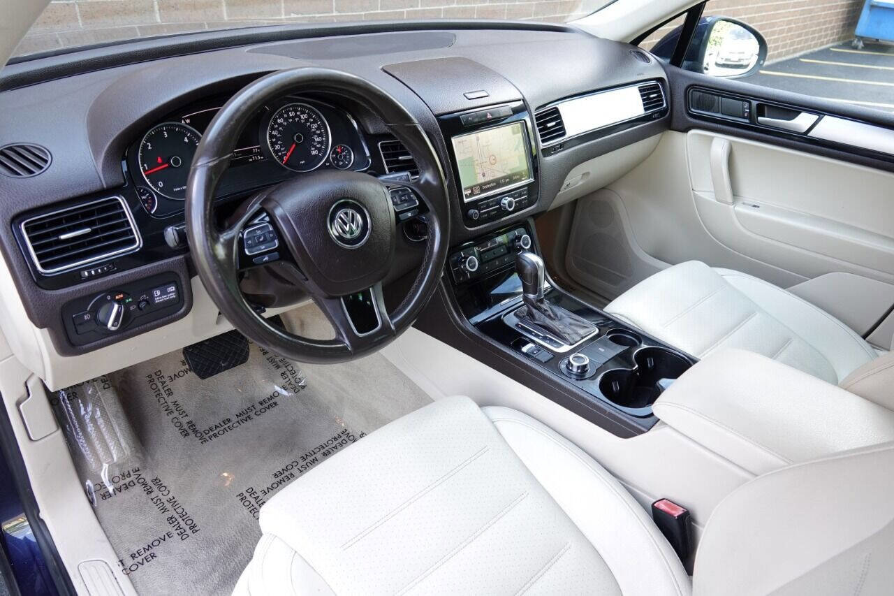 Used 2012 Volkswagen Touareg Sport image 31