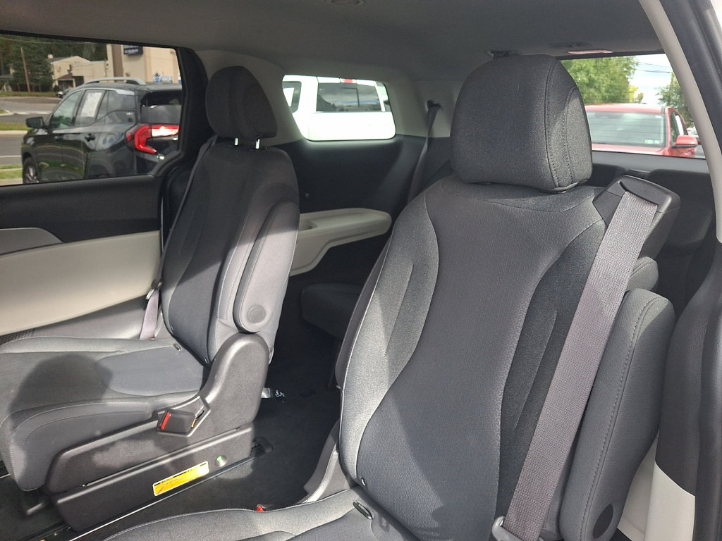 Used 2022 Kia Carnival LX FWD image 22