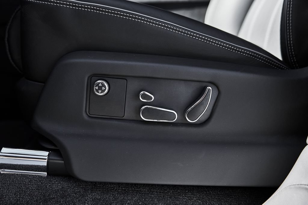 Used 2025 Bentley Bentayga AWD/4WD image 36