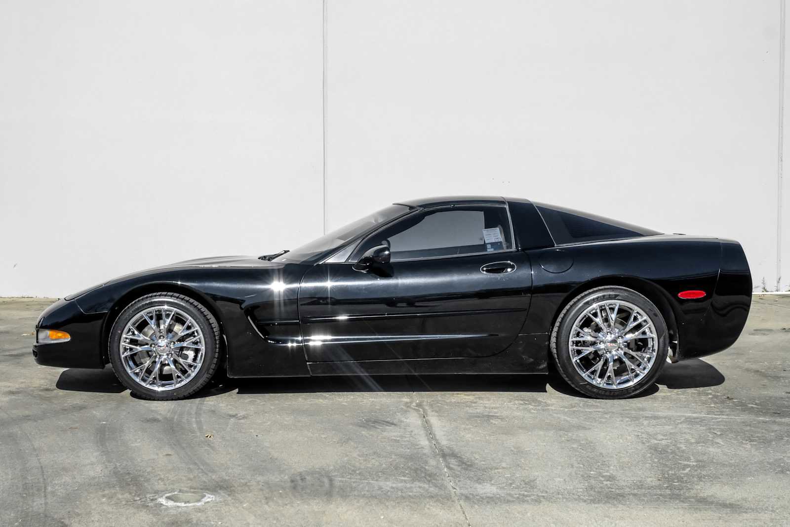 Used 2004 Chevrolet Corvette Coupe w/ Roof Package image 11