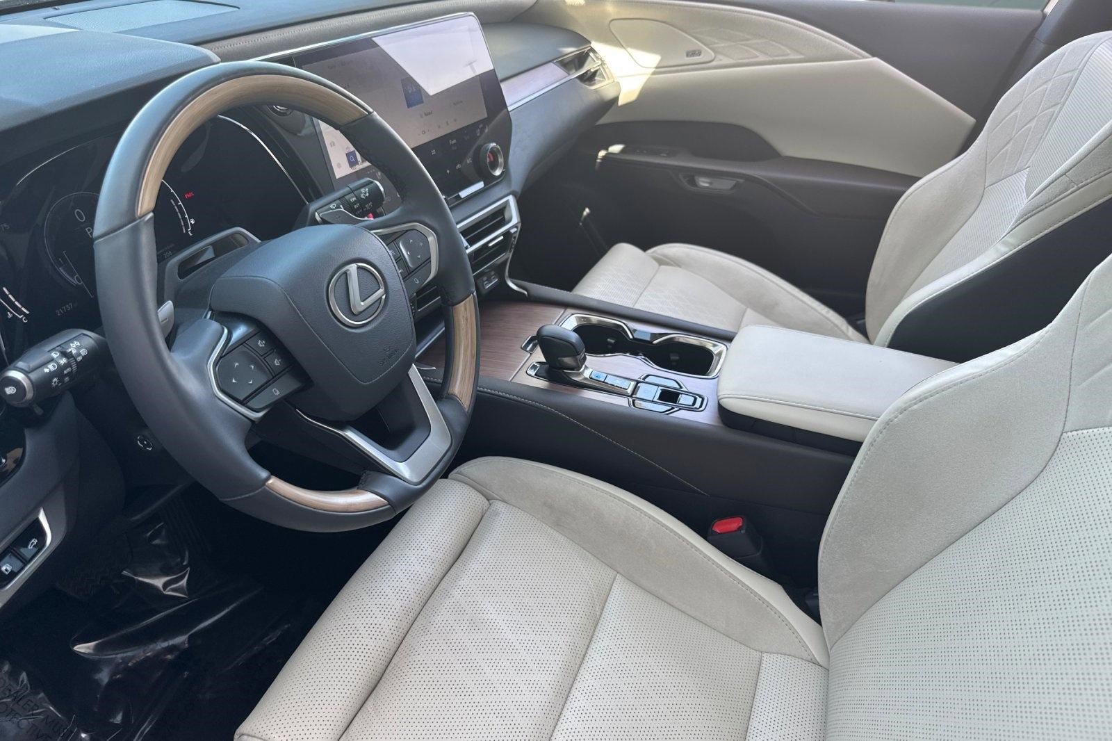 Used 2024 Lexus RX 350 FWD w/ Convenience Package image 4
