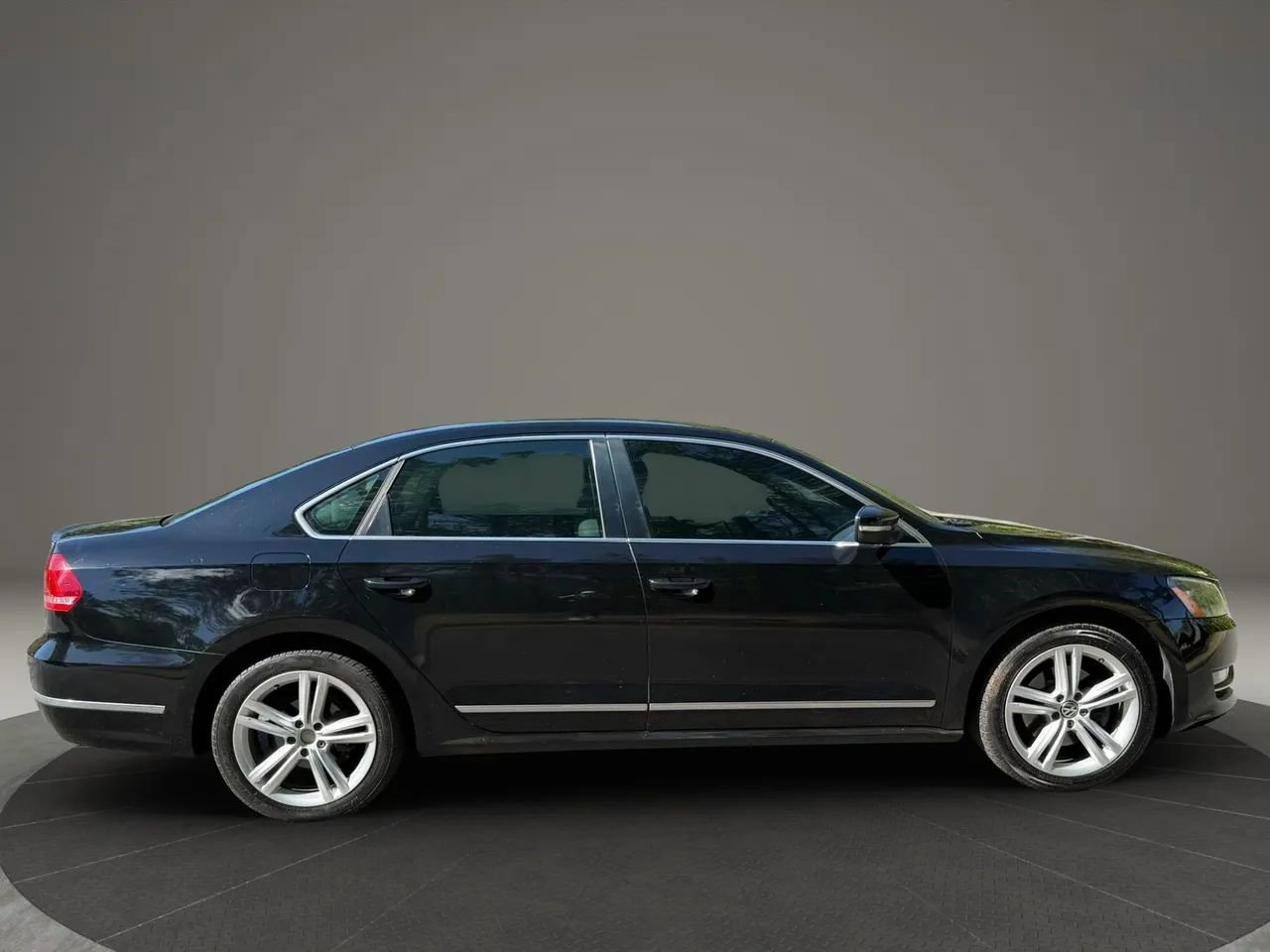 Used 2014 Volkswagen Passat TDI SEL Premium FWD image 9