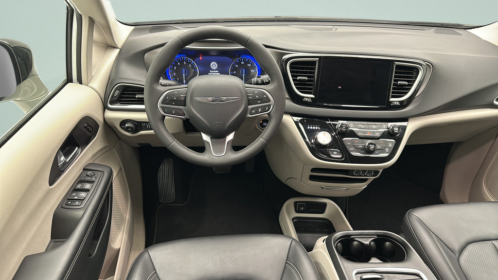 Used 2024 Chrysler Pacifica Touring-L FWD image 11