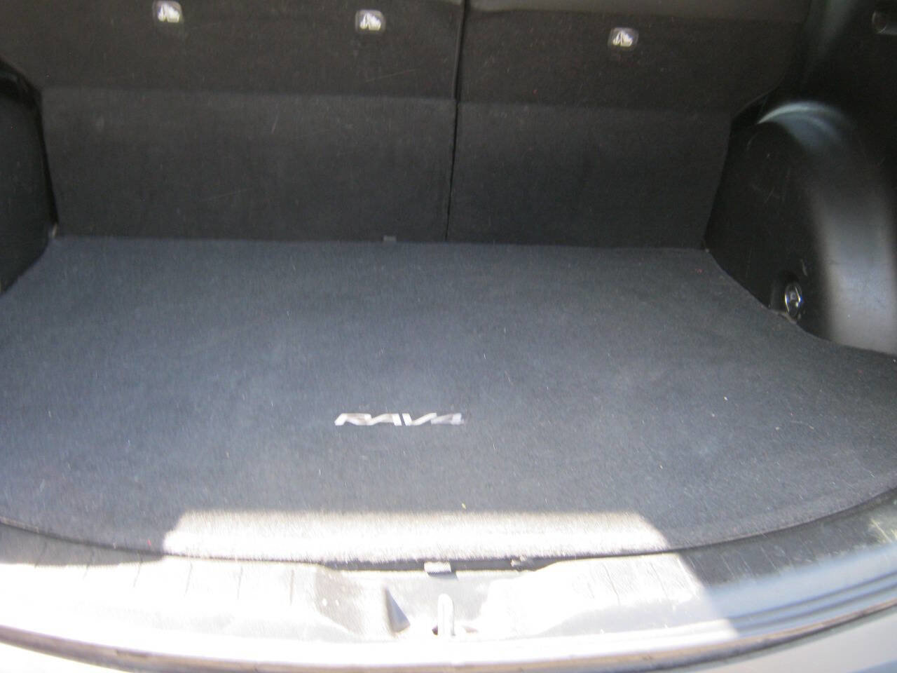 Used 2015 Toyota RAV4 LE image 18