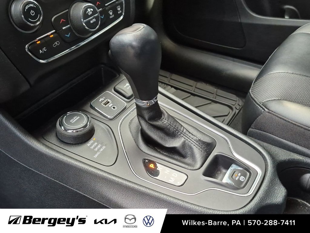 Used 2022 Jeep Cherokee Latitude Lux w/ Sun & Sound Group AWD/4WD image 29