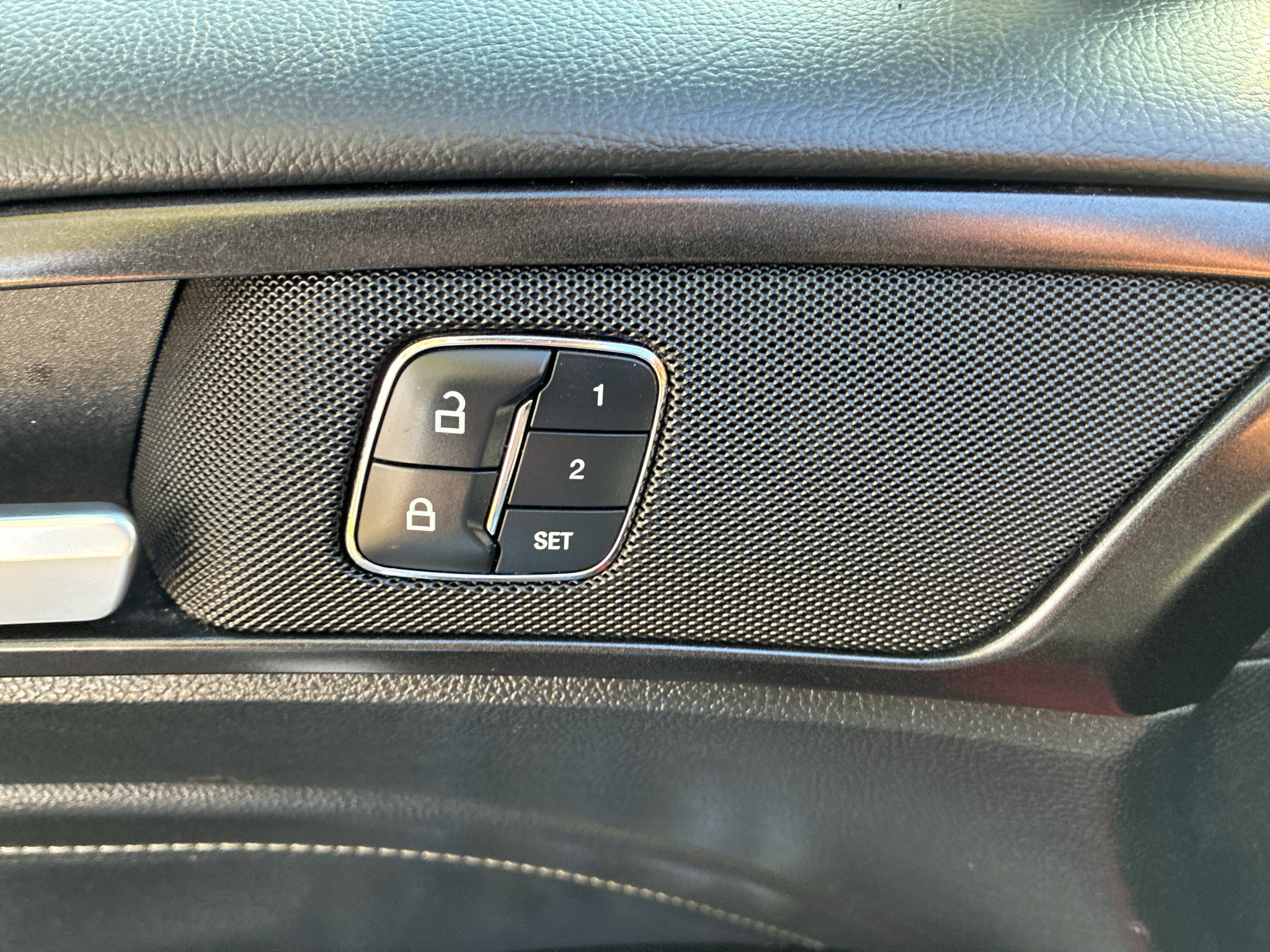 Used 2017 Ford Fusion Energi Titanium FWD image 22