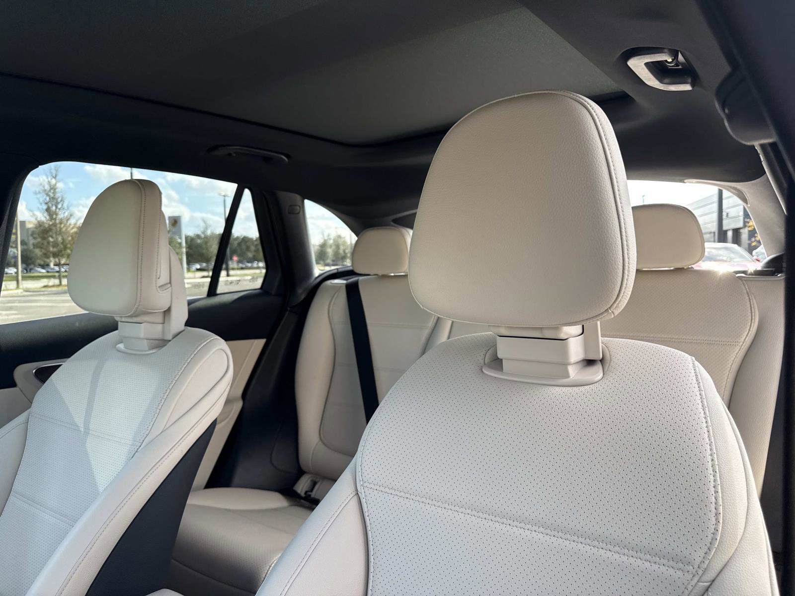 Used 2025 Mercedes-Benz GLC 300 image 23