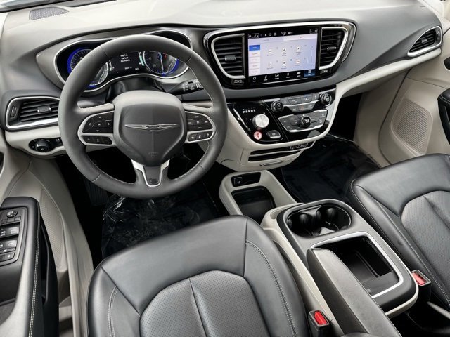 Used 2024 Chrysler Pacifica Touring-L image 10