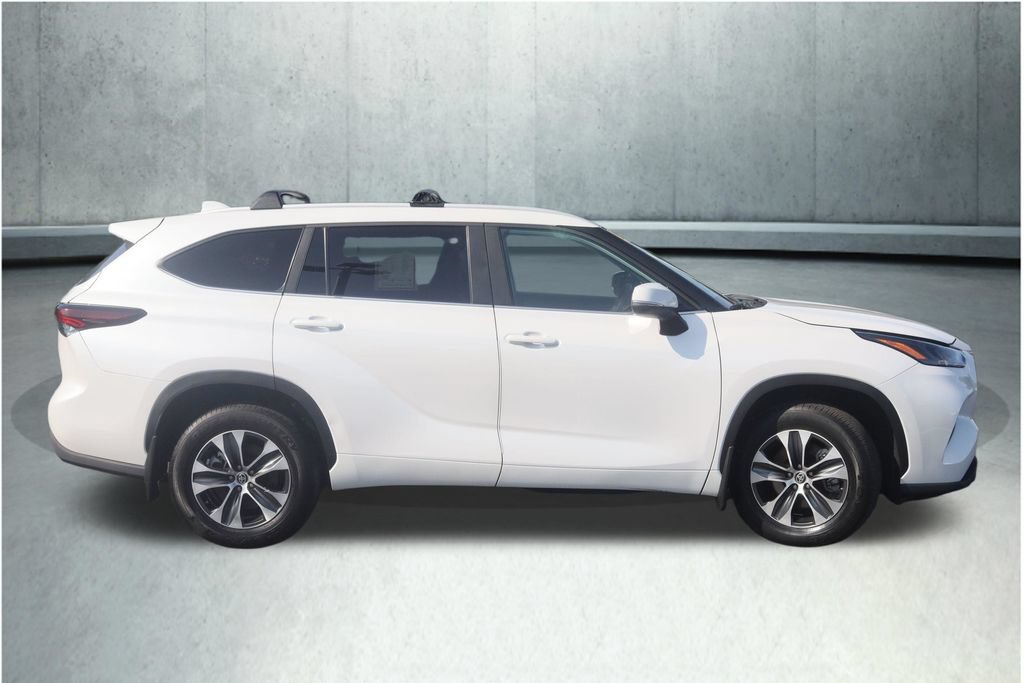 Used 2025 Toyota Highlander XLE AWD/4WD image 16