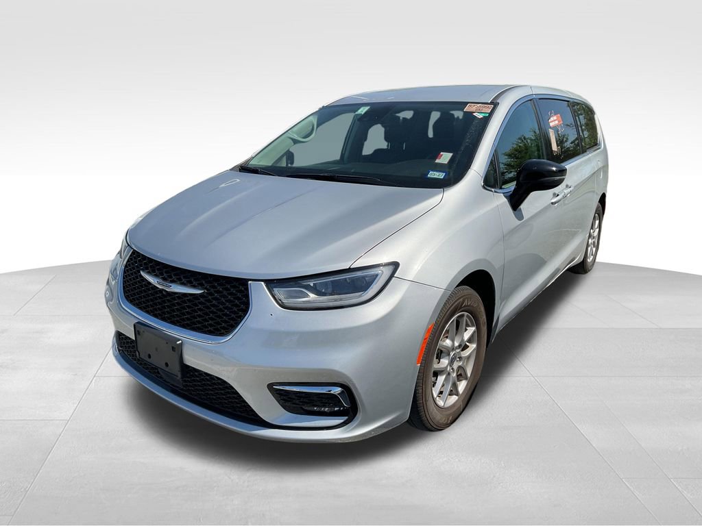 Used 2024 Chrysler Pacifica Touring-L FWD image 4