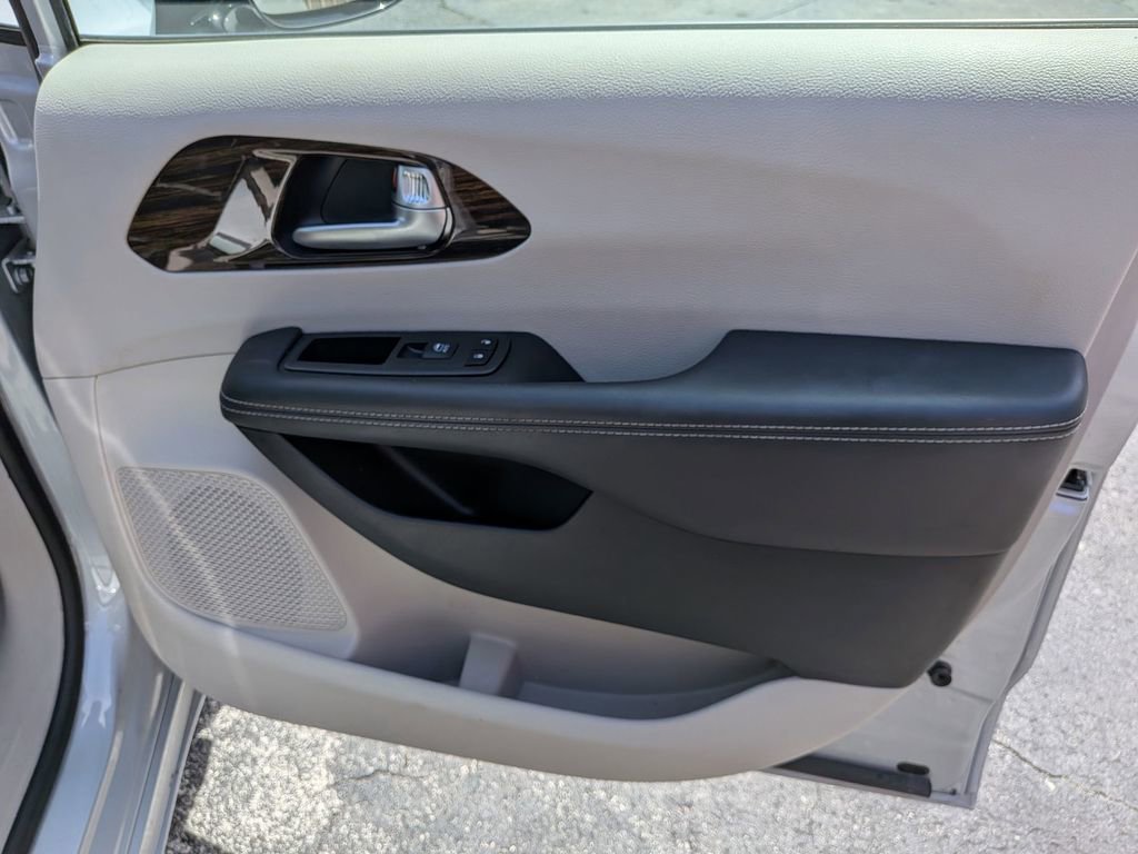 Used 2024 Chrysler Pacifica Limited image 28
