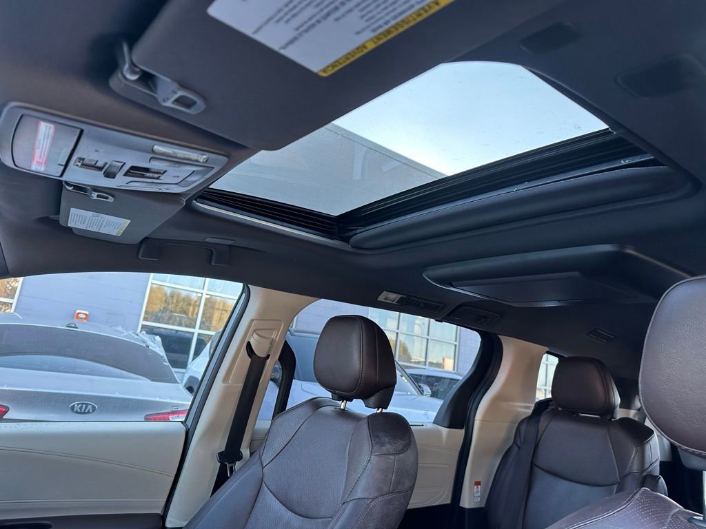 Used 2022 Toyota Sienna Platinum image 16