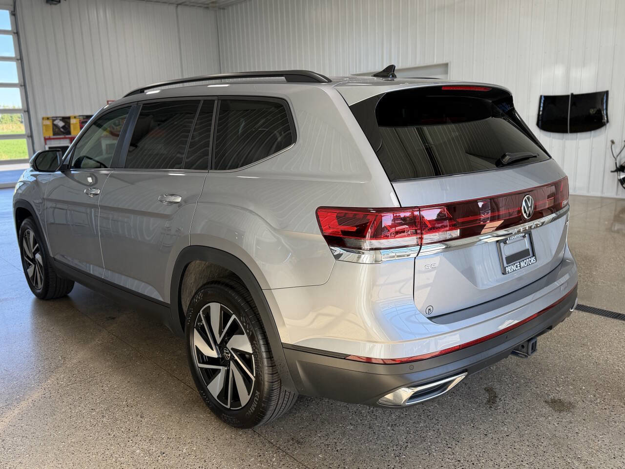 Used 2025 Volkswagen Atlas SE image 36