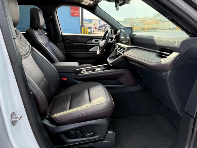 Certified 2025 Ford Explorer Platinum w/ LUX Leather Package AWD/4WD image 28