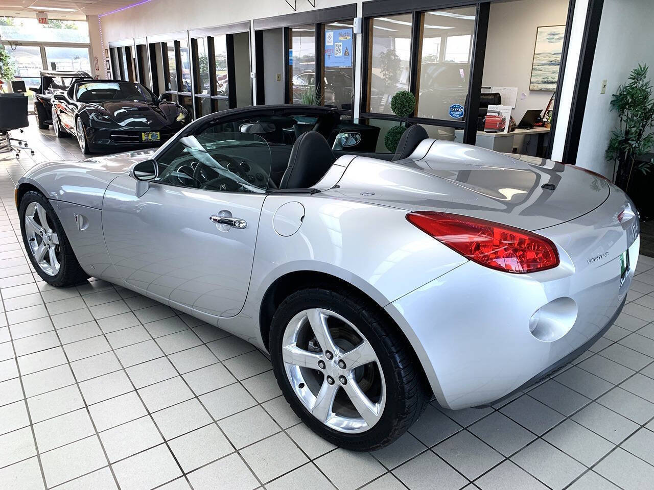 Used 2006 Pontiac Solstice Convertible w/ Premium Package RWD image 6