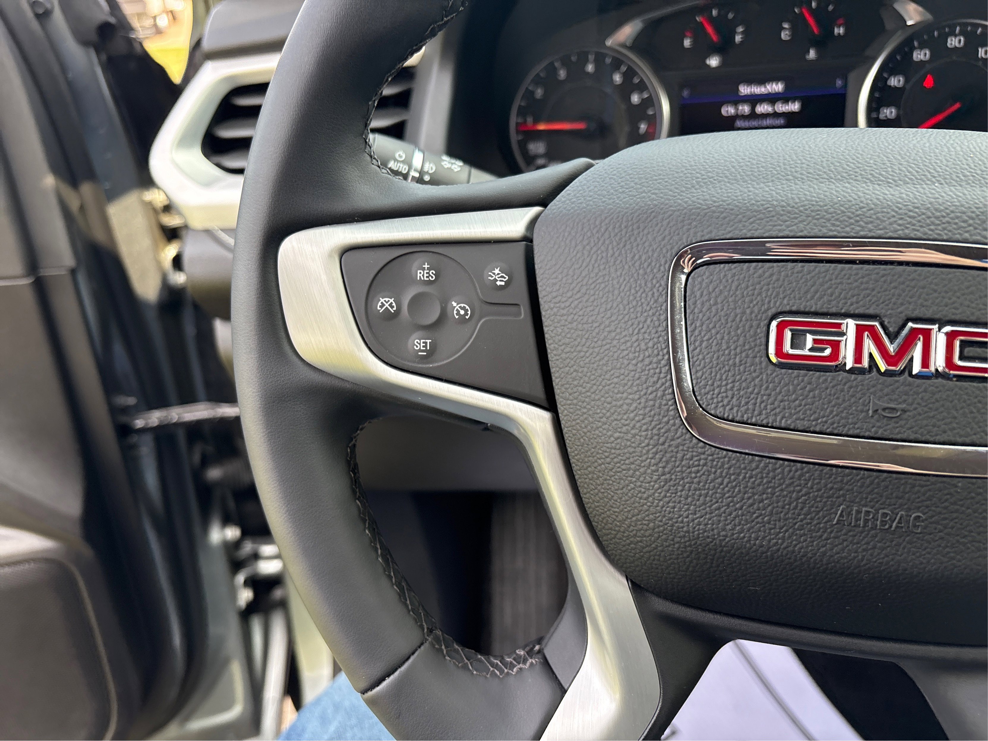 Used 2023 GMC Acadia SLT image 24