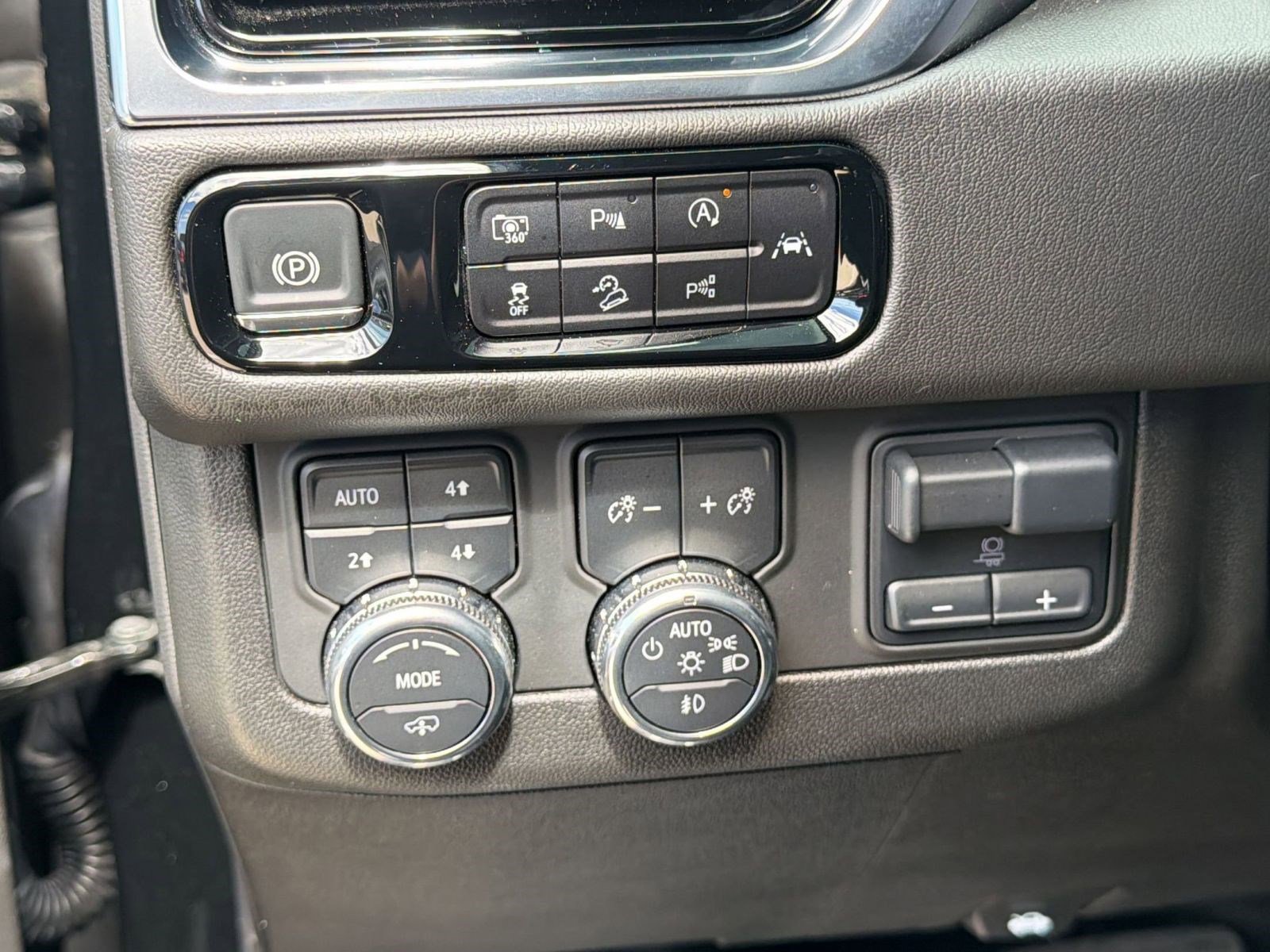 Used 2025 GMC Yukon Denali w/ Denali Reserve Package image 35