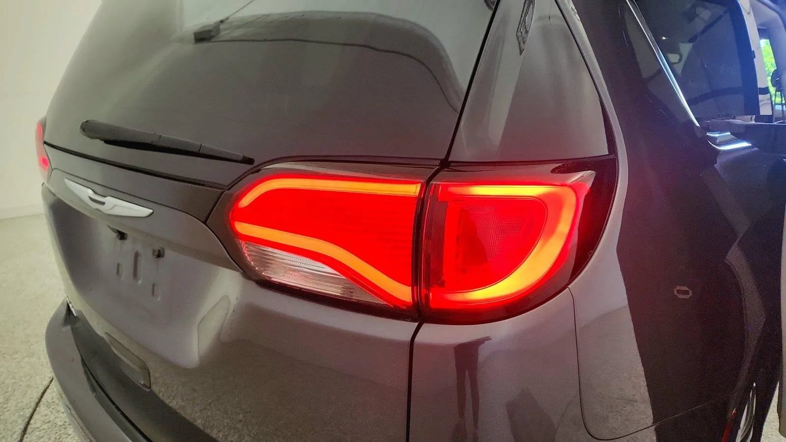 Used 2017 Chrysler Pacifica Touring-L FWD image 35
