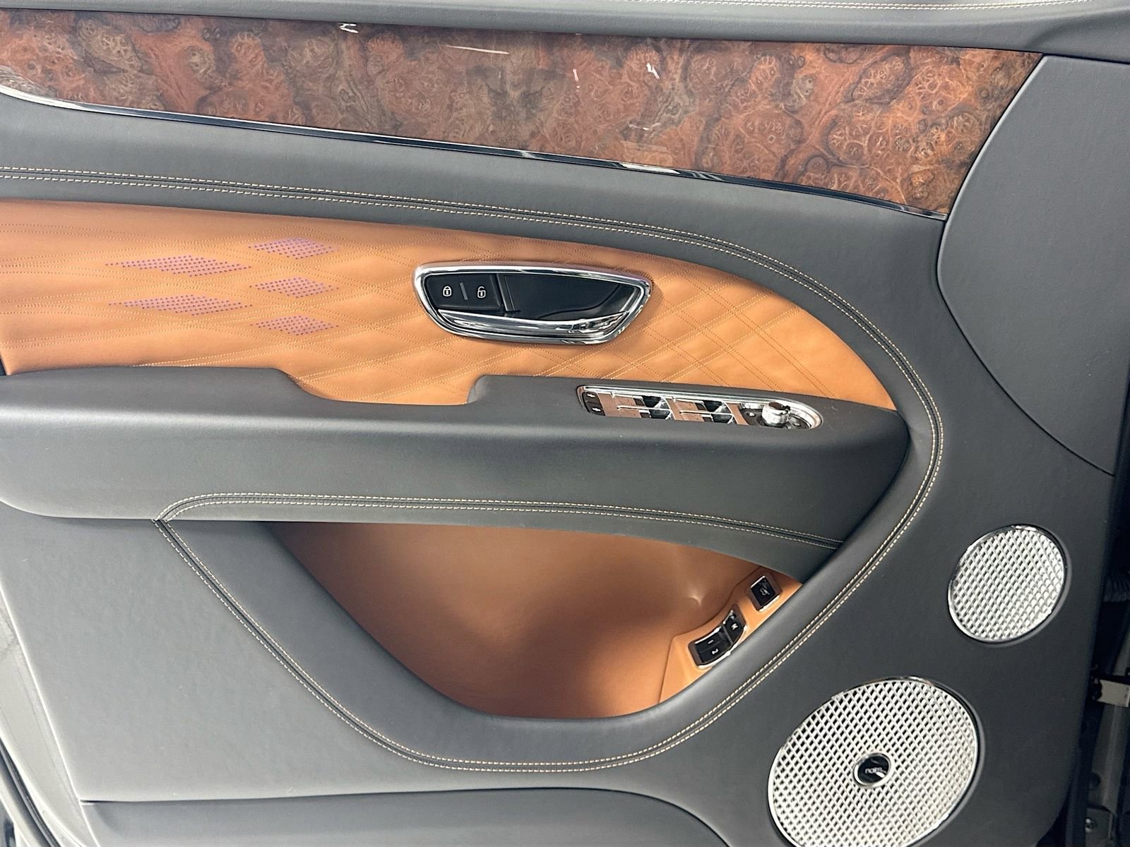 Certified 2024 Bentley Bentayga Extended Wheelbase image 16