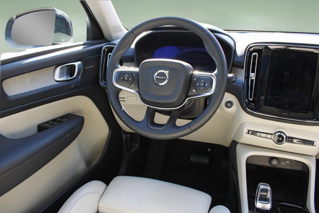 Used 2025 Volvo XC40 B5 Ultra w/ Protection Package Premier AWD/4WD image 18