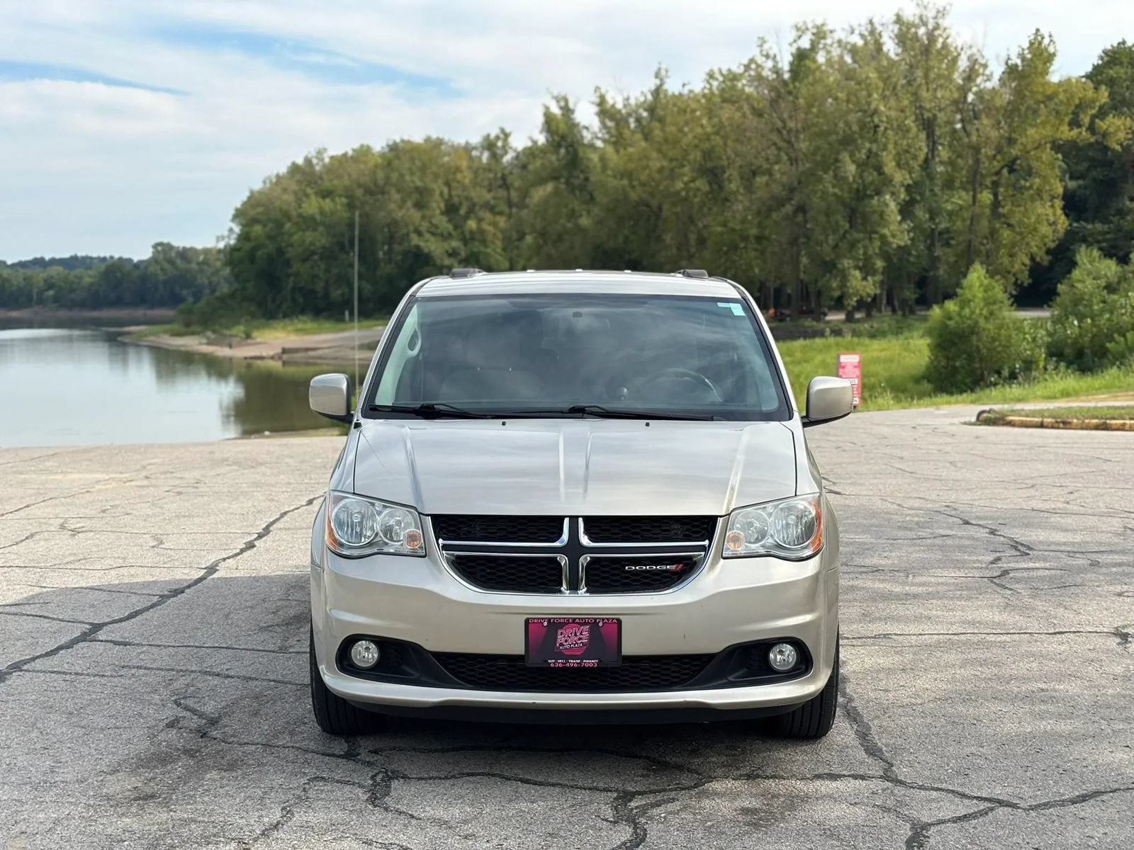 Used 2013 Dodge Grand Caravan Crew FWD image 2