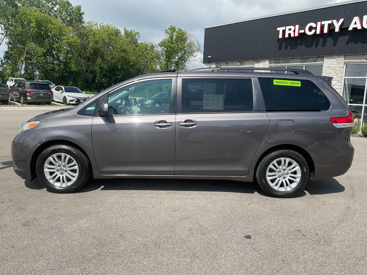 Used 2012 Toyota Sienna XLE FWD image 3