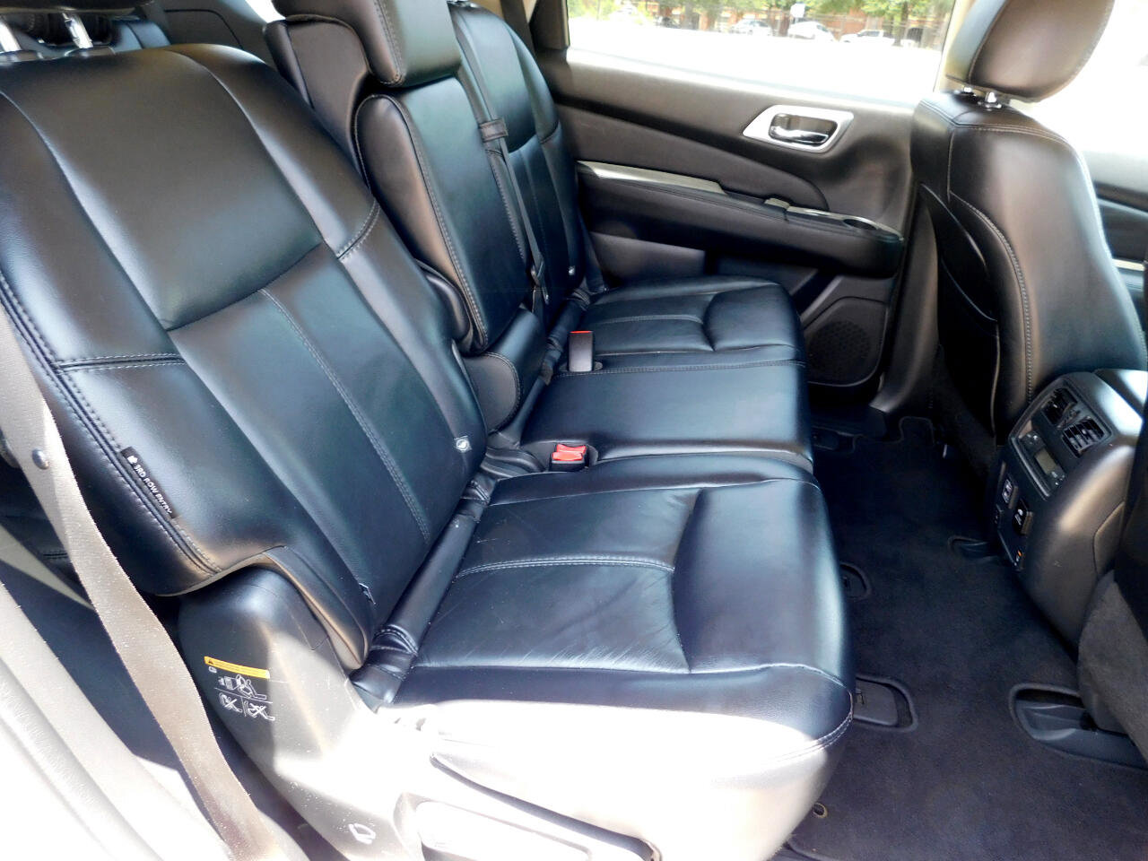 Used 2018 Nissan Pathfinder SL image 17