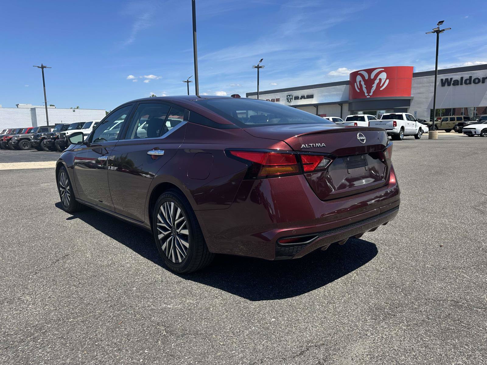 Used 2024 Nissan Altima 2.5 SV FWD image 4