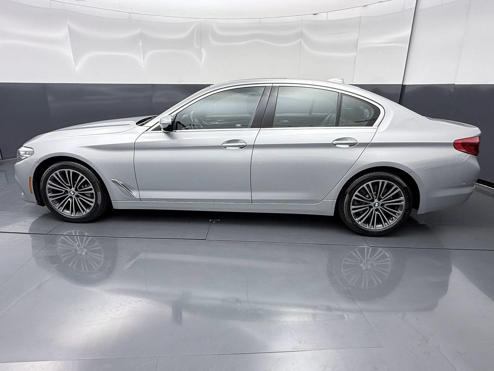 Used 2018 BMW 530i xDrive w/ Premium Package AWD/4WD image 5