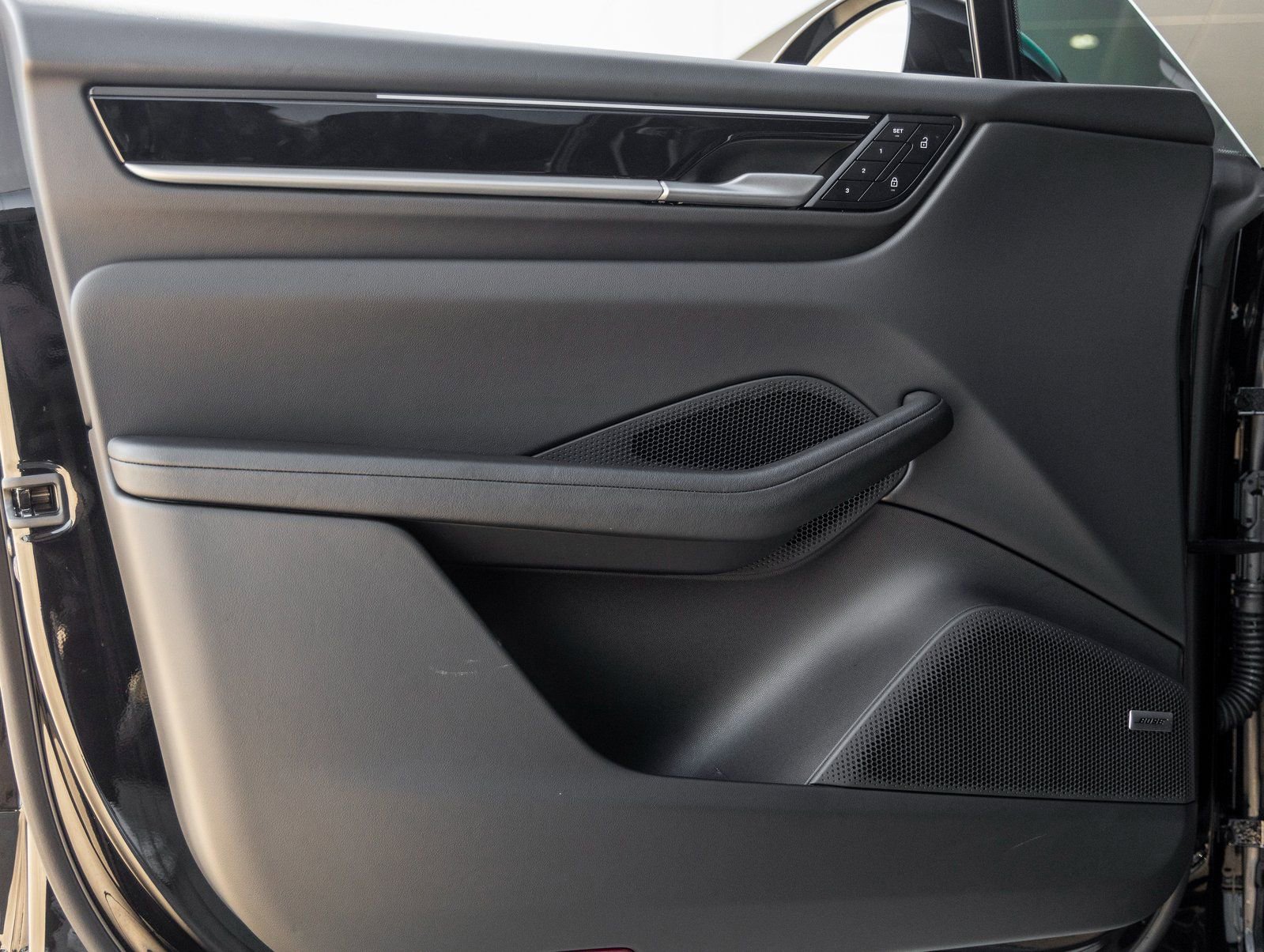 Certified 2025 Porsche Macan Electric image 18