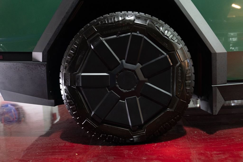 Used 2024 Tesla Cybertruck Cyberbeast image 24