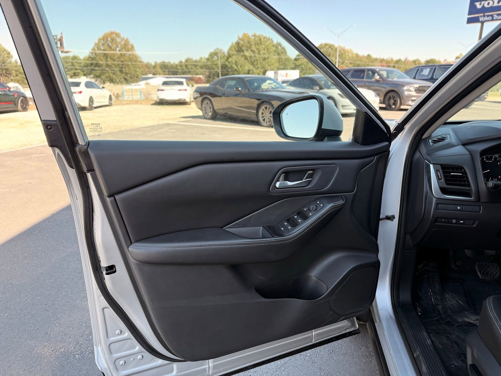 Used 2024 Nissan Rogue SV image 11