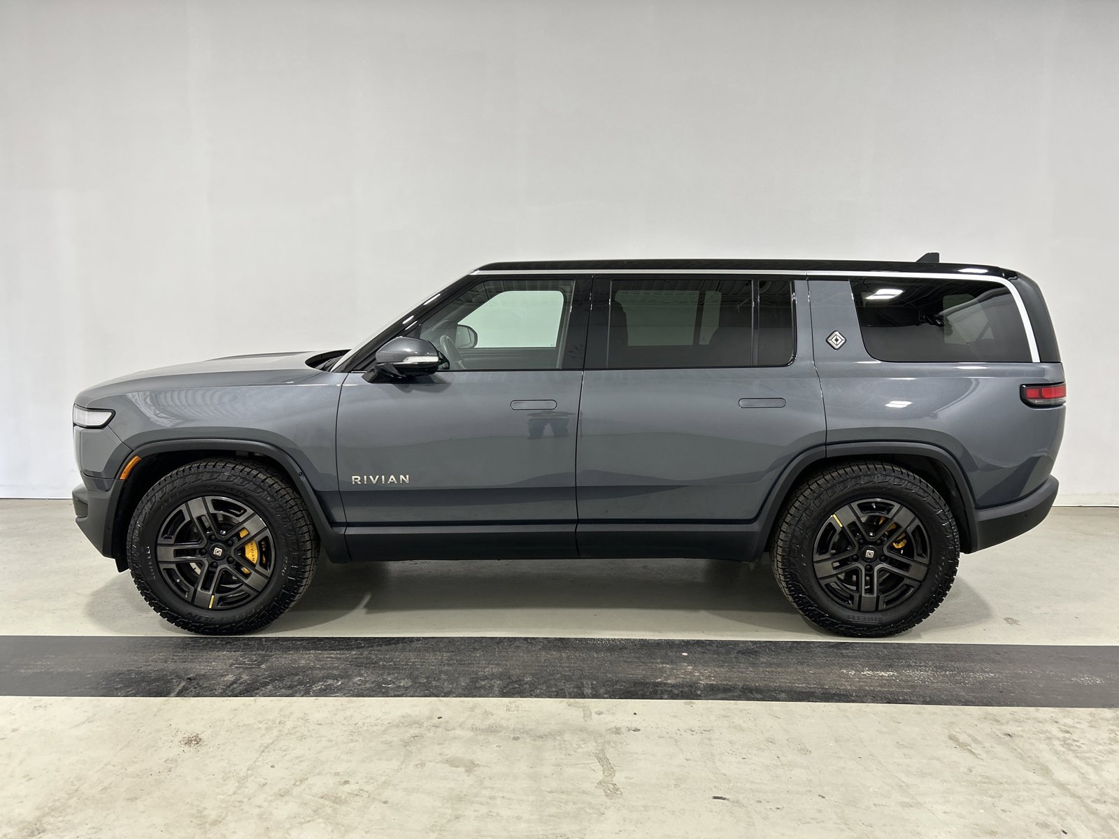 Used 2022 Rivian R1S Launch Edition image 2