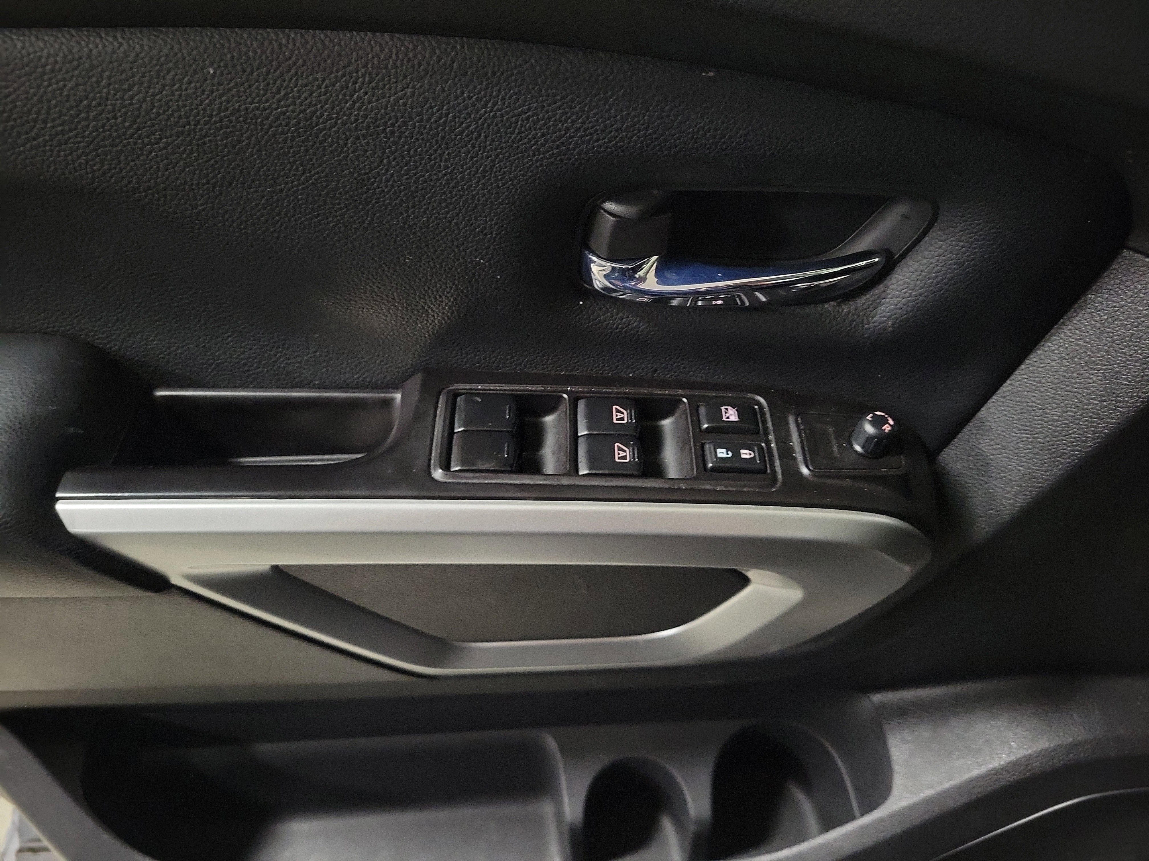 Used 2019 Nissan Titan SV image 20