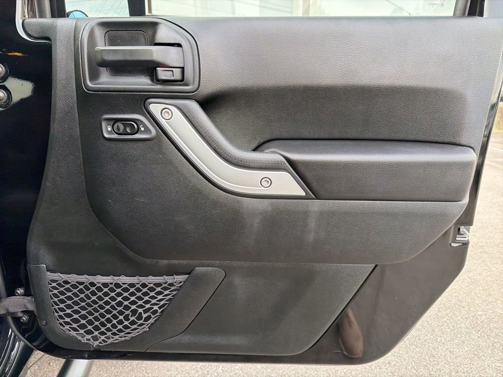 Used 2018 Jeep Wrangler Unlimited Rubicon w/ Connectivity Group image 22